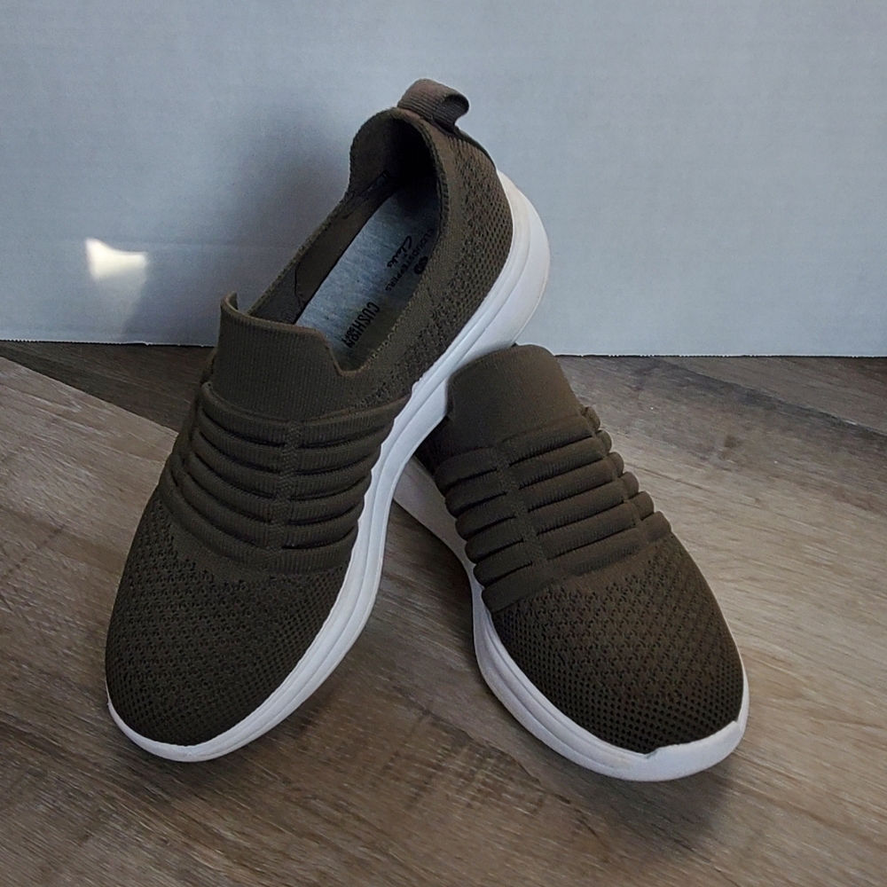 Women's Sneaker Size 7.5 - Clark Cloudsteppers Ezera Walk Slip-On Sneaker